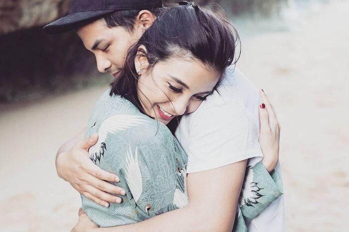 Hei Para Suami, Peluk Istri Anda Dan Rasakan Manfaat Ini!