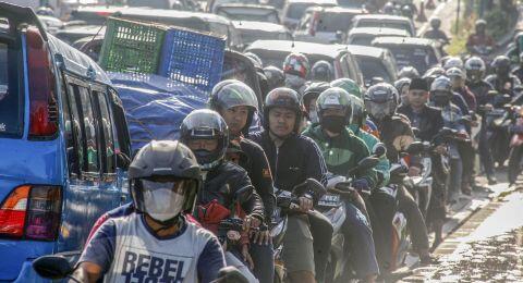 Pelanggar PSBB di Puncak: Tidak Pakai Masker Diborgol, Koruptor Malah Bebas