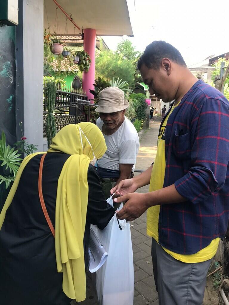Mahasiswa UMM Membagikan 300 Healthy Kit untuk Menghadapi Era New Normal