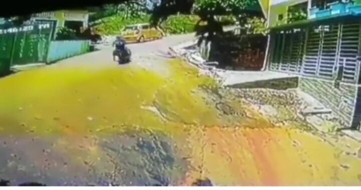 Heroik, Detik-detik Penyelamatan Bayi Di Atas Stroller Terjun Ke Jalanan! Menegangkan