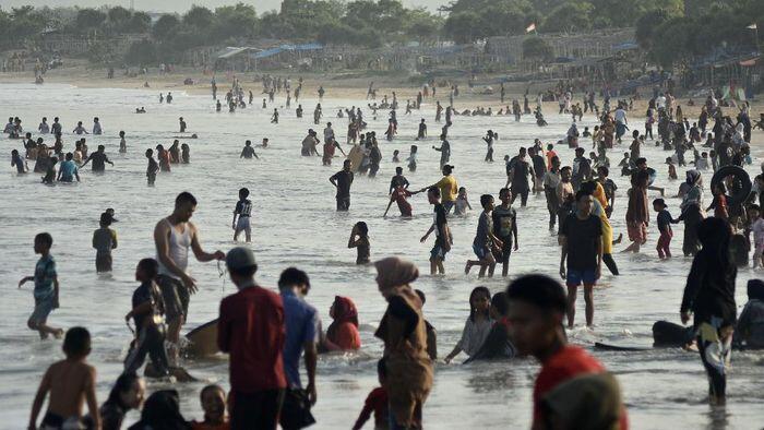 Ratusan Orang Kunjungi Wisata Pantai Santolo Garut