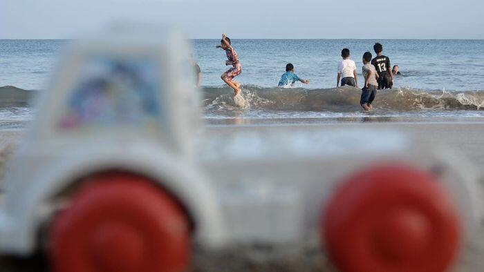 Ratusan Orang Kunjungi Wisata Pantai Santolo Garut