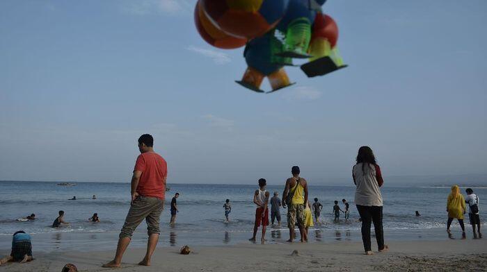 Ratusan Orang Kunjungi Wisata Pantai Santolo Garut