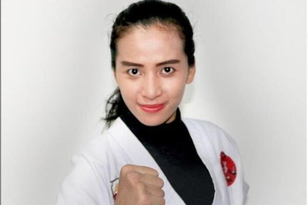 Pesilat Lampung Cynthia Chandranaya dan Kontroversi Kesaktiannya , Aksinya Hebat .