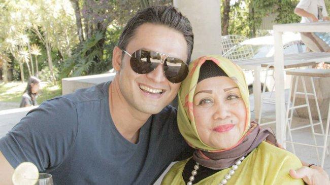 Ibunda Meninggal Dunia, Indra Bruggman: Siapa yang Bangunin Aku Salat Subuh Lagi?