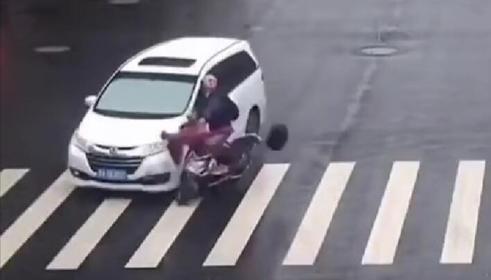 Sejengkal Dengan Kematian, Pengendara Motor Ini Hidup Berkat Takdir! Mengerikan