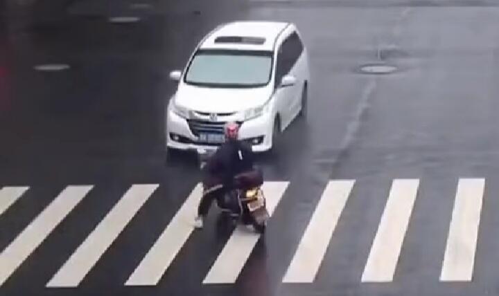 Sejengkal Dengan Kematian, Pengendara Motor Ini Hidup Berkat Takdir! Mengerikan