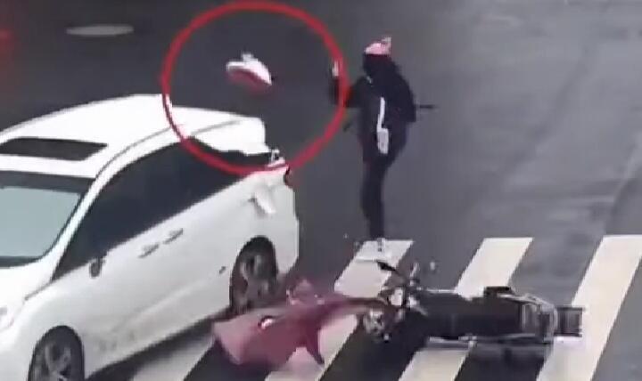 Sejengkal Dengan Kematian, Pengendara Motor Ini Hidup Berkat Takdir! Mengerikan