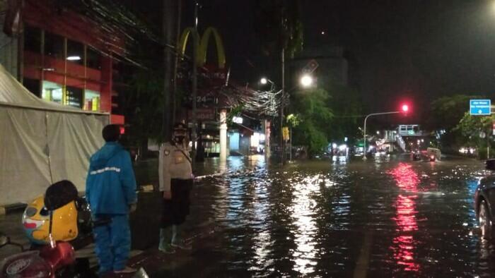 Jalan Panjang Jakbar Banjir 50 Cm, Lalu Lintas Kendaraan Tersendat