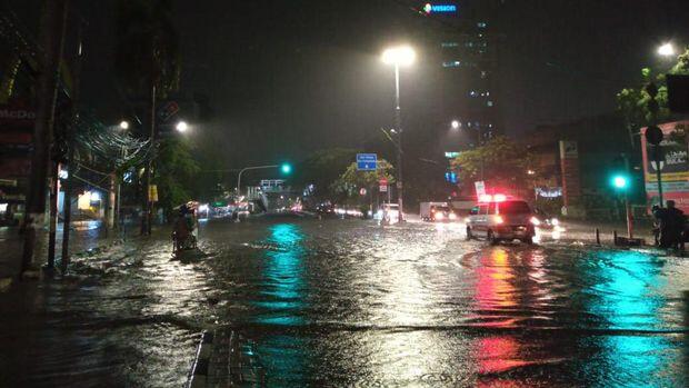 Jalan Panjang Jakbar Banjir 50 Cm, Lalu Lintas Kendaraan Tersendat