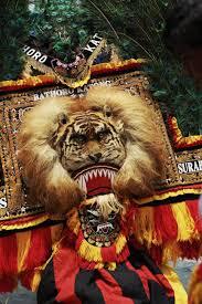 Rambut Wanita Ini Modelnya Ala Reog Ponorogo, Kamu Mau Coba?