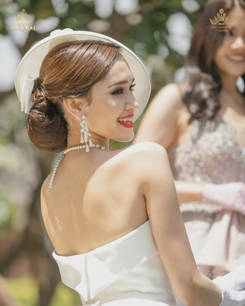 Unik, Peserta Miss Universe Thailand Tampil Cantik Dengan Gaun Tempoe Dulu