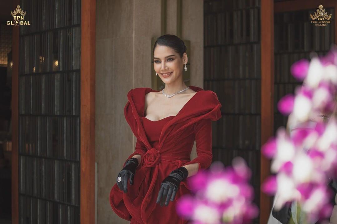 Unik, Peserta Miss Universe Thailand Tampil Cantik Dengan Gaun Tempoe Dulu