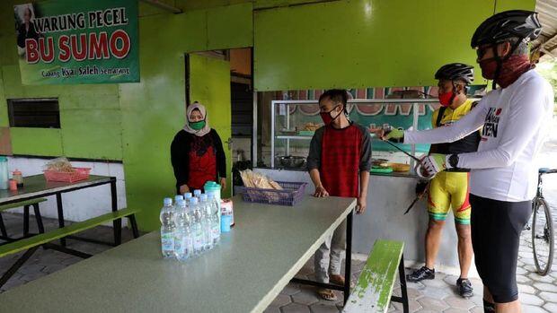 Ganjar Masih Pakai Masker Buff Saat Gowes-Sidak Warung Makan