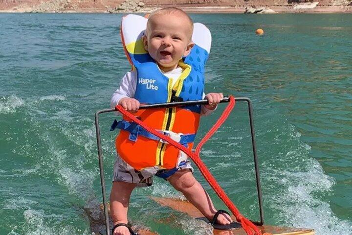 Keren! Bayi Berusia 6 Bulan Ini Diklaim Jadi Pemain Ski Termuda di Dunia