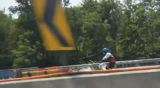 Lagi-Lagi Para Pesepeda Viral, Aksinya Kini Heboh Gara-Gara Masuk Tol
