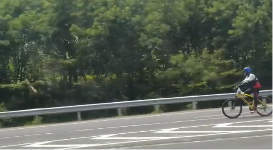 Lagi-Lagi Para Pesepeda Viral, Aksinya Kini Heboh Gara-Gara Masuk Tol