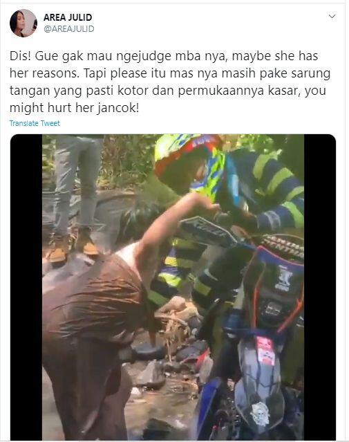 Edan! Pengendara Sepeda Motor Main Colek Punya Si Mbak Abis Mandi Di Sungai