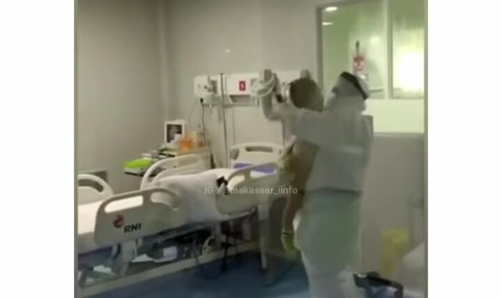 Viral Video Petugas Medis Tenangkan Balita Pasient Terduga Covid-19, Mengharukan!