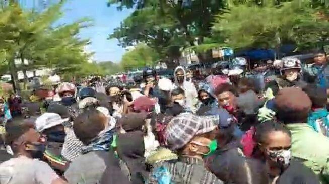 Ormas Bentrok dengan Mahasiswa Papua, Pengunjuk Rasa Teriak MERDEKA