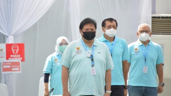 Gaya Airlangga Pimpin Rapat Pakai 'Kalung' Kotak Putih, Apa Itu?