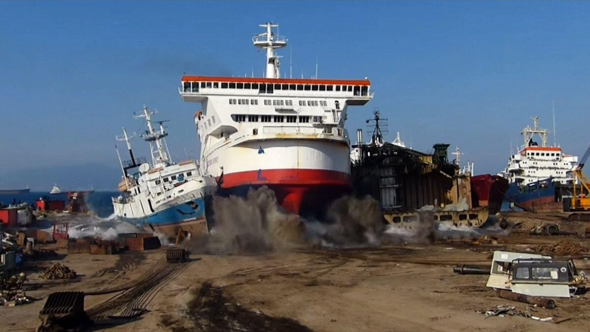 Kapal mewah dibiarkan membusuk di 'kuburan' kapal pesiar akibat COVID-19