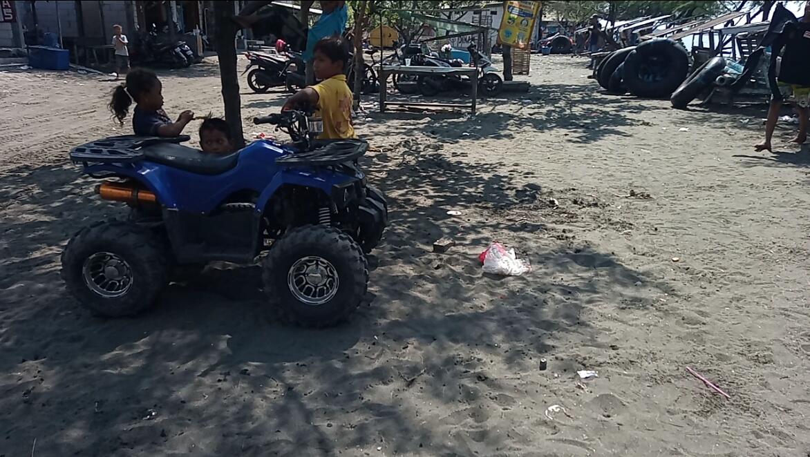 Piknik di Pantai Ngebum Kendal Jawa Tengah