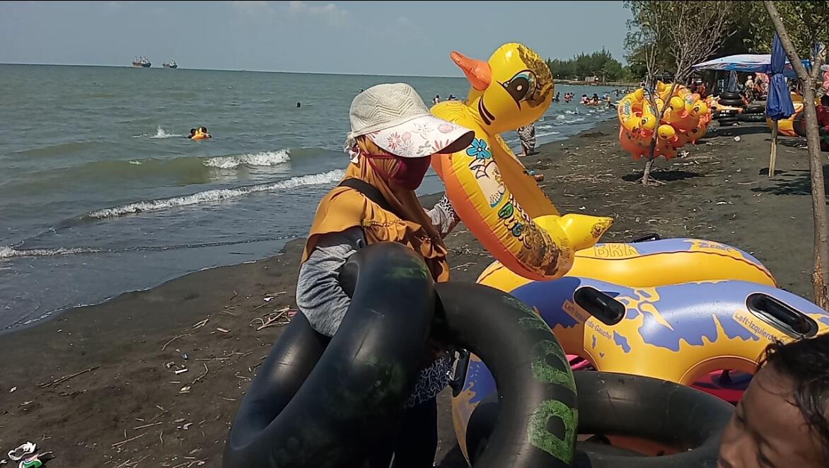 Piknik di Pantai Ngebum Kendal Jawa Tengah