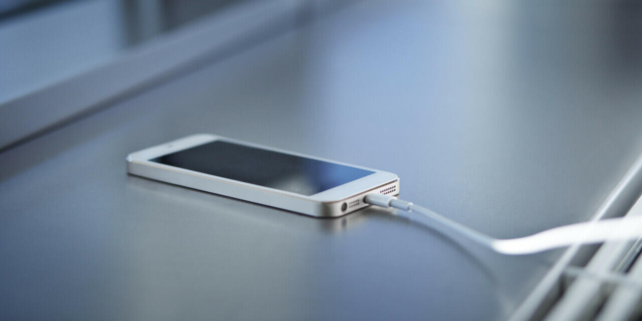 Cara Terbaik Mengisi Baterai Smartphone