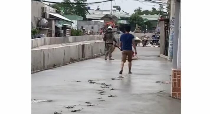 Gak Ada Akhlak, Pemuda Ini Berjalan Di Cor-coran Jalan Basah Tanpa Ada Rasa Bersalah!