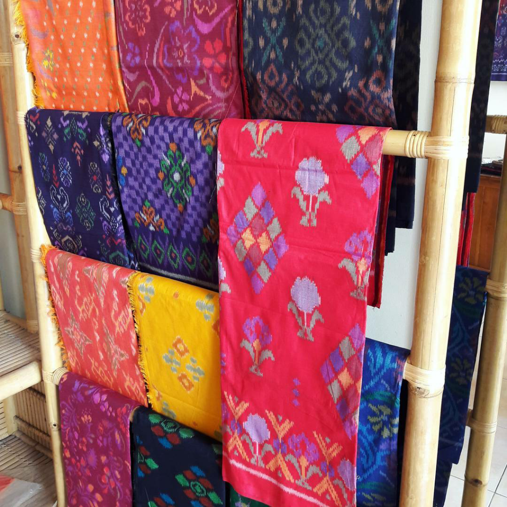 Bangga! Dior Pakai Tenun Endek Bali Untuk Koleksi Terbarunya