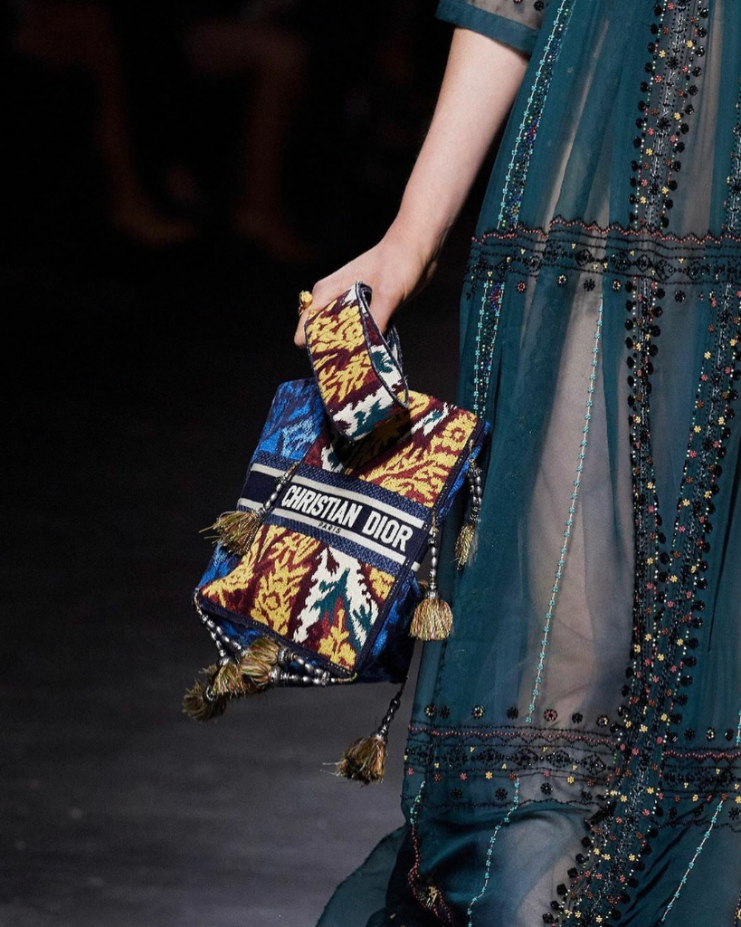 Bangga! Dior Pakai Tenun Endek Bali Untuk Koleksi Terbarunya