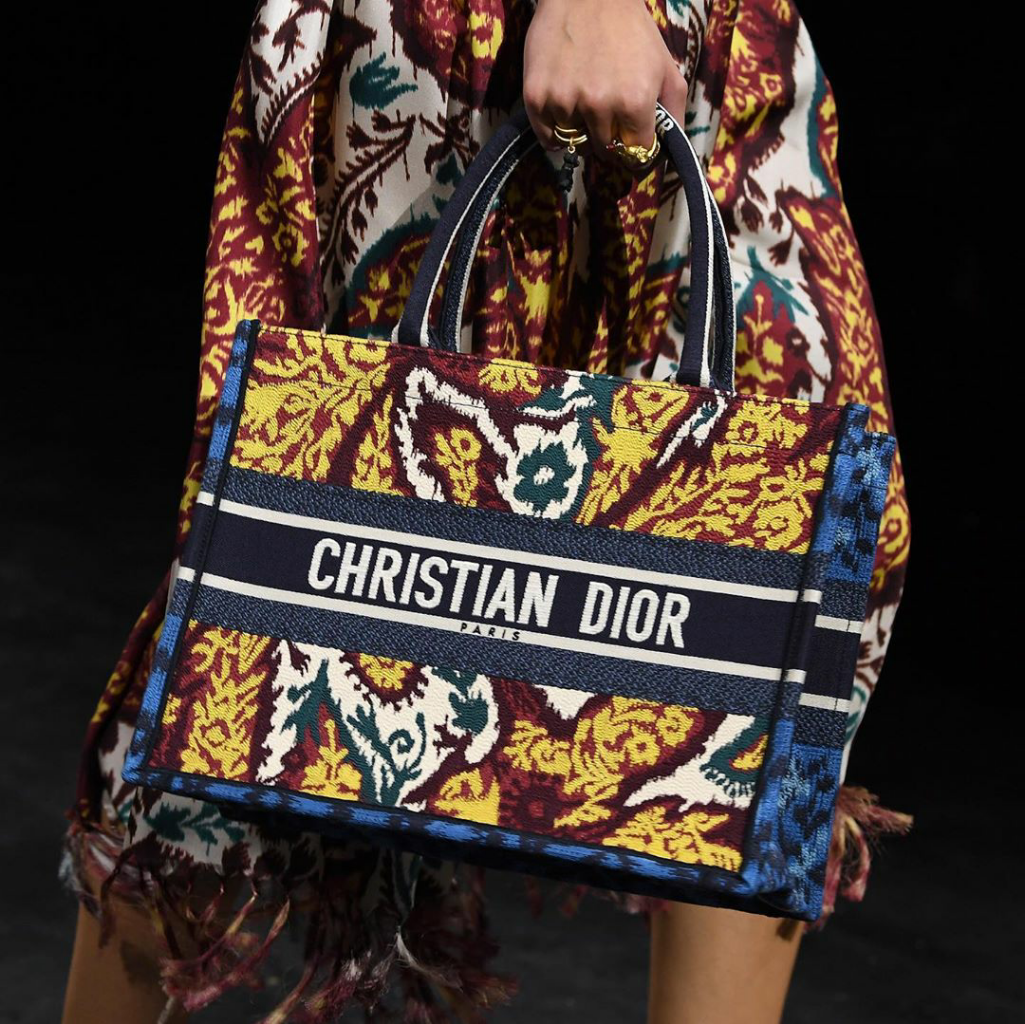 Bangga! Dior Pakai Tenun Endek Bali Untuk Koleksi Terbarunya