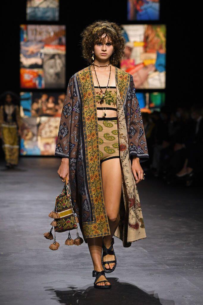 Bangga! Dior Pakai Tenun Endek Bali Untuk Koleksi Terbarunya