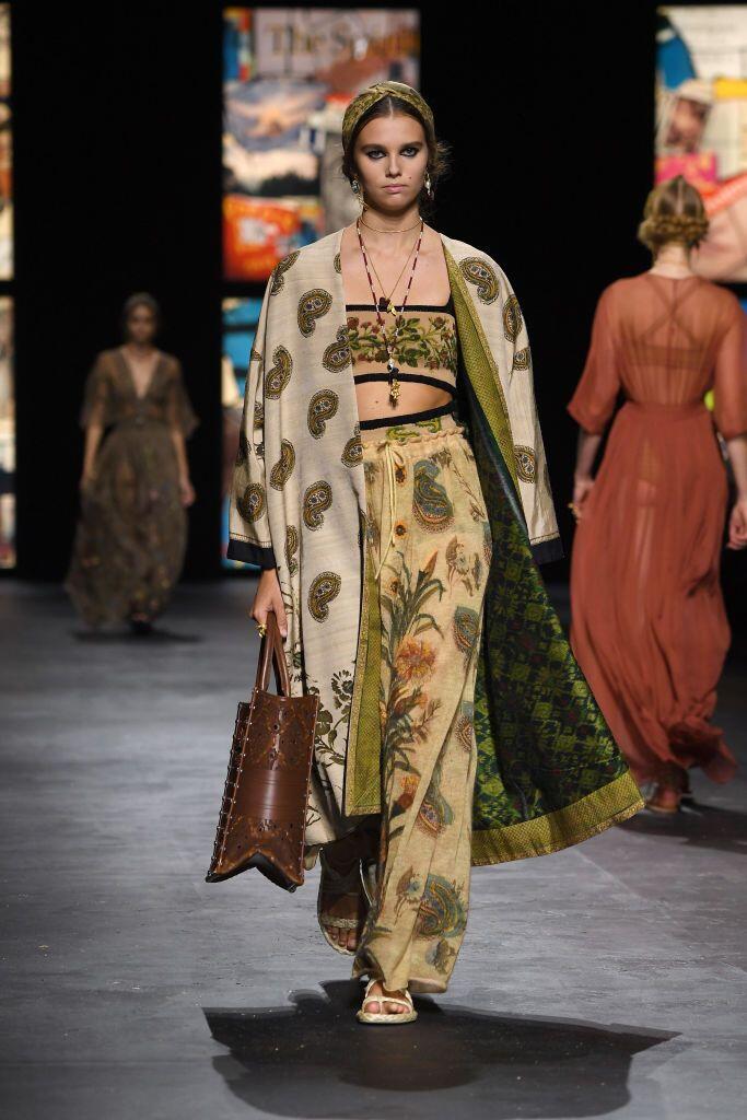 Bangga! Dior Pakai Tenun Endek Bali Untuk Koleksi Terbarunya