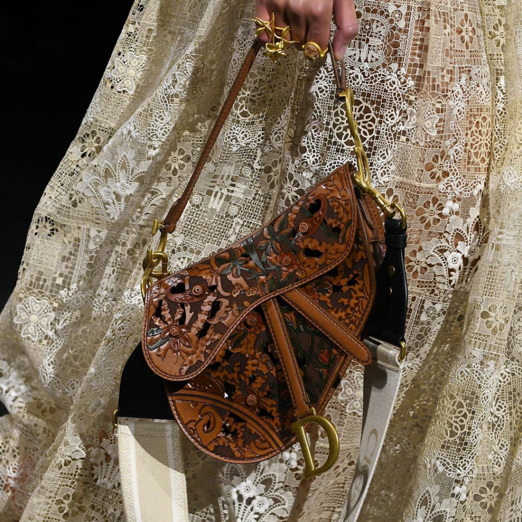 Bangga! Dior Pakai Tenun Endek Bali Untuk Koleksi Terbarunya