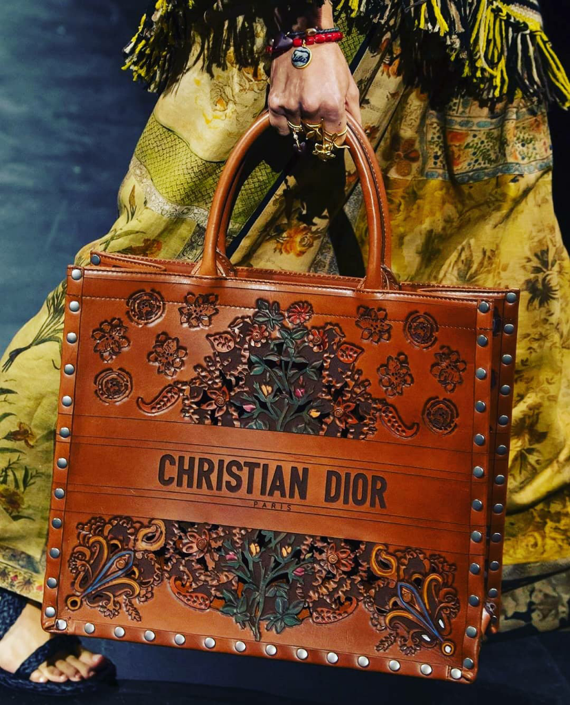 Bangga! Dior Pakai Tenun Endek Bali Untuk Koleksi Terbarunya