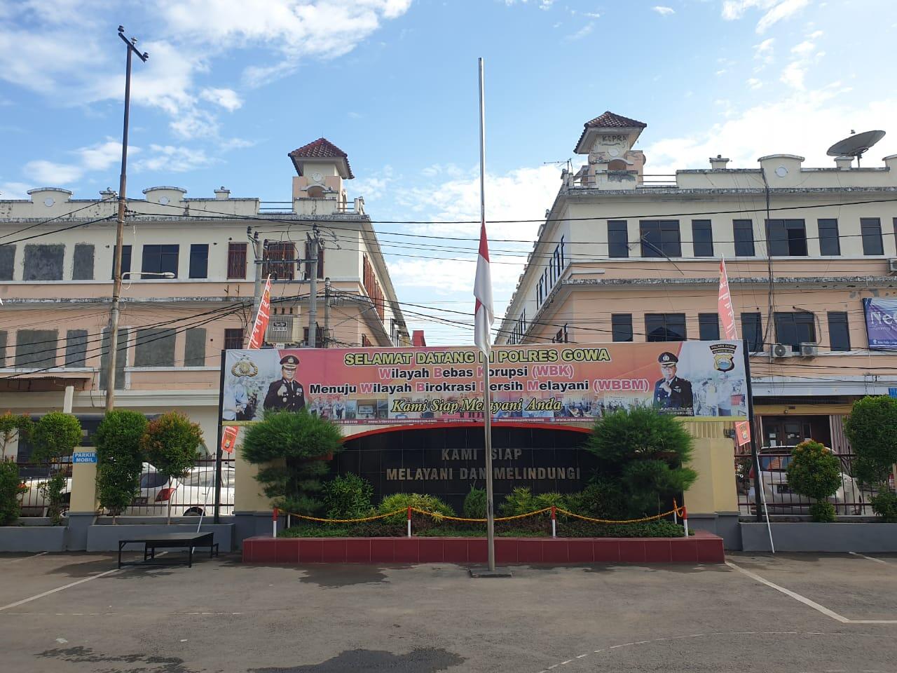 Hari Ini, Bendera Setengah Tiang Berkibar di Polres Gowa
