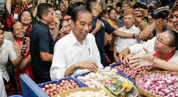 Jokowi Minta Pedagang Cilik Kerja Keras Meski Tertekan Corona