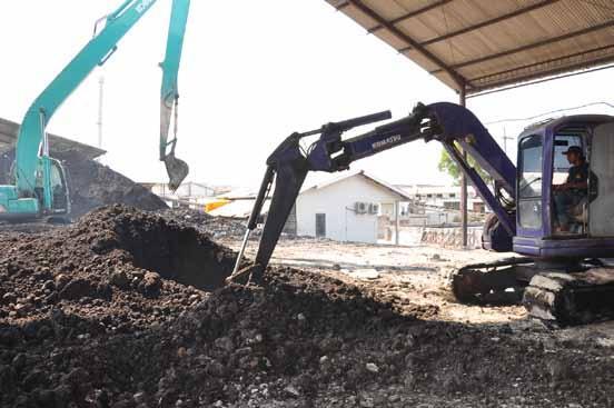 Bocah 8 Tahun Ini Mahir Dalam Menggunakan Alat Berat Excavator, Ada Yang Bisa?