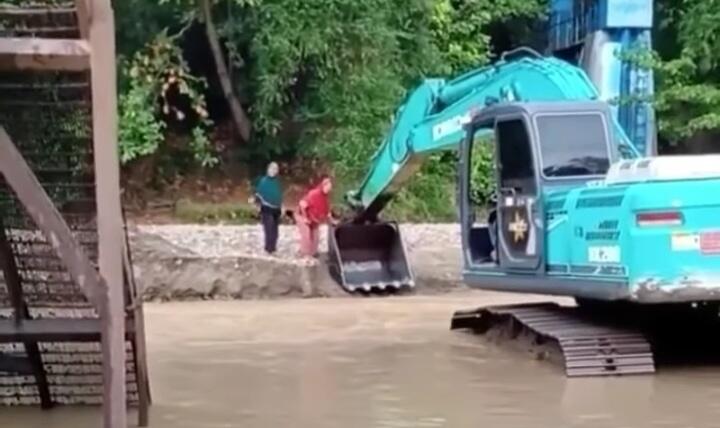 Tak Ada Jembatan Ekskavator Pun Jadi, Emak-emak Ini Sebrangi Sungai Dengan Cara Unik!