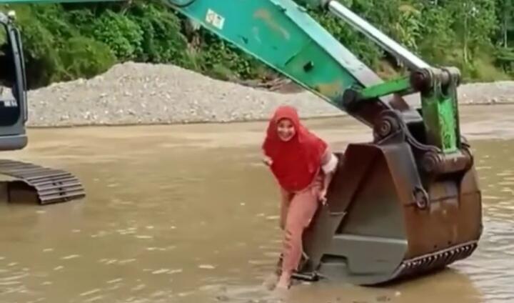 Tak Ada Jembatan Ekskavator Pun Jadi, Emak-emak Ini Sebrangi Sungai Dengan Cara Unik!