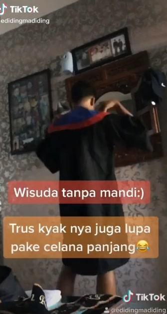 Waduh! Kepalang Santuy Mahasiswa Ini Wisuda Sambil Tidur di Sofa