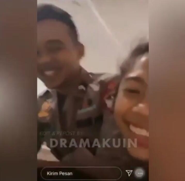 Polisi Pamer Cupang Dileher Pasangannya, Mengejutkan Warganet