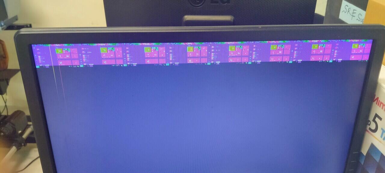 Layar monitor ukurannya sangat kecil