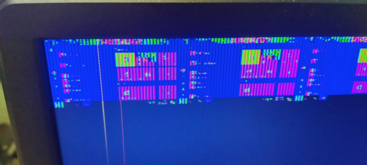 Layar monitor ukurannya sangat kecil