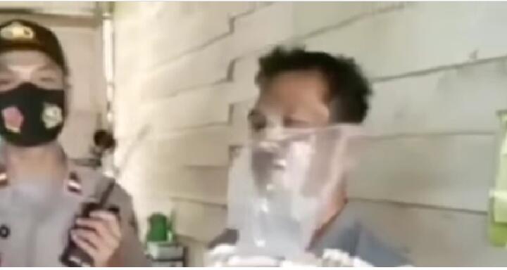 Panik Karena Razia Masker, Pria Ini Gunakan Plastik Agar Tak Terjaring Razia! Gokils
