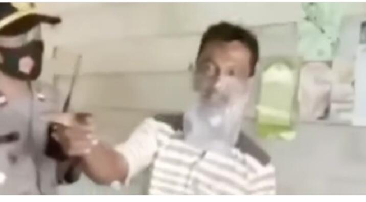 Panik Karena Razia Masker, Pria Ini Gunakan Plastik Agar Tak Terjaring Razia! Gokils