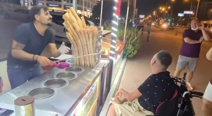 Terharu,Karakter Jail Penjual Es Krim Turki Ini Berubah Saat Layani Pria Disabilitas!