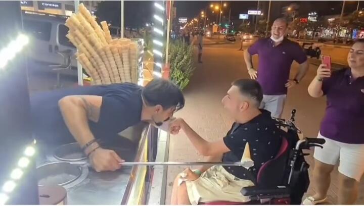 Terharu,Karakter Jail Penjual Es Krim Turki Ini Berubah Saat Layani Pria Disabilitas!